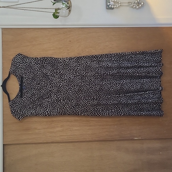 Chaps A line dress. Polka dot cap sleeve with ruched bodice. Good stretch. Large - Picture 6 of 11